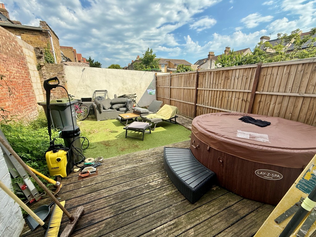 Lot: 69 - ATTRACTIVE PAIR OF SEMI-DETACHED HOUSES - 1 Mays Road - Garden